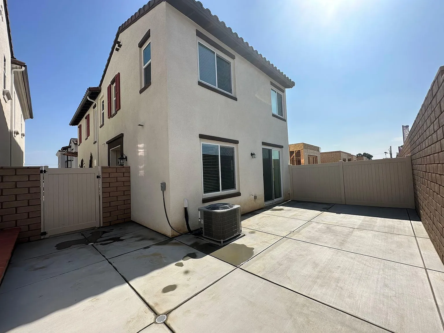 3 bed, 2.5 bath, 1586 sqft, $2,990 — Photo 3