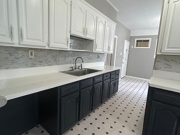 3rd image of 24 Sunnyside Ter Floor 2