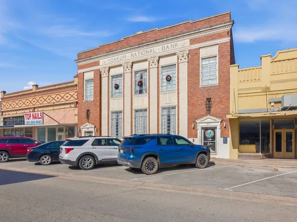 207 W Grand Ave, Yoakum, TX 77995
