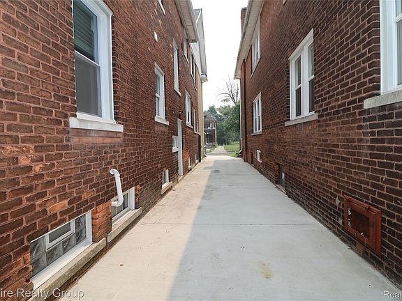 4th image of 2418 Calvert St
