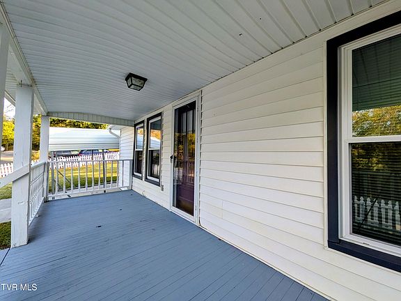 3rd image of 471 Barrett Ln