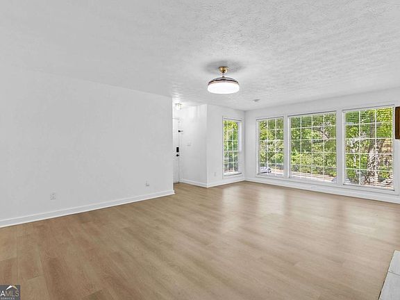 5th image of 204 Berkeley Woods Dr