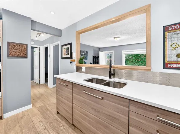 8512 S 33rd Ave NW, Calgary, AB T3B 1M1