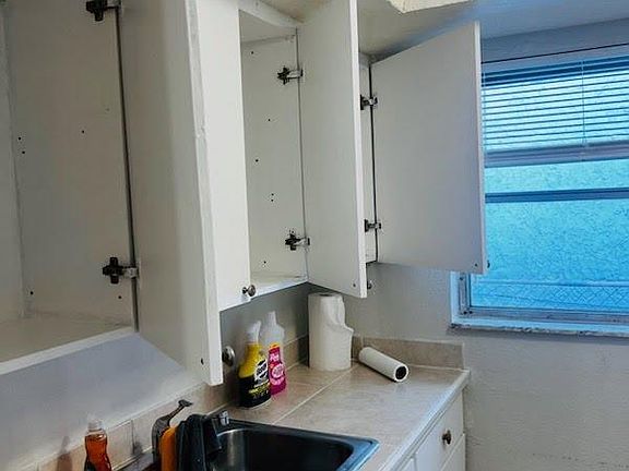 2nd image of 815 S L St #4