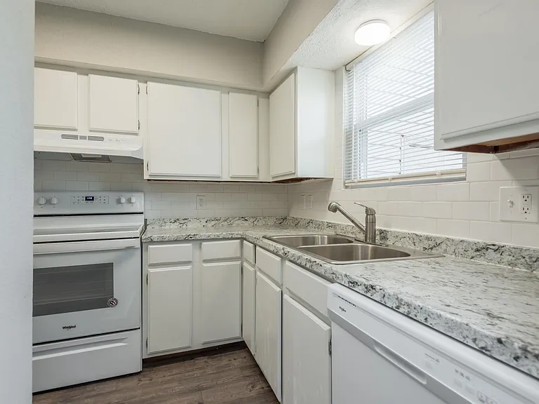 (ACH Cis) McMillan St (Units 1 - 6) - 2514 — Photo 5