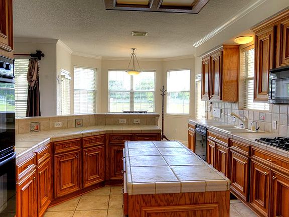 Spacious kitchen with island!