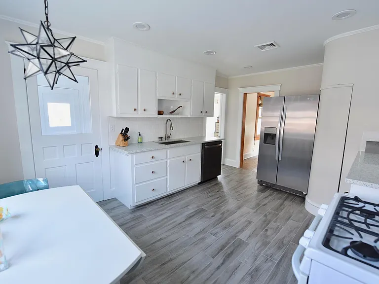557 Lake Ave — Photo 17