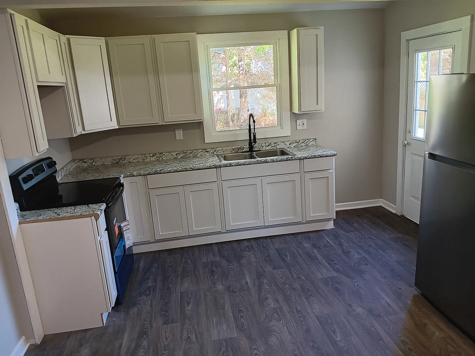 3 bed, 1.5 bath, 1534 sqft, $1,300 — Photo 4