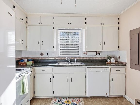 5th image of 3176 Rogers Rd