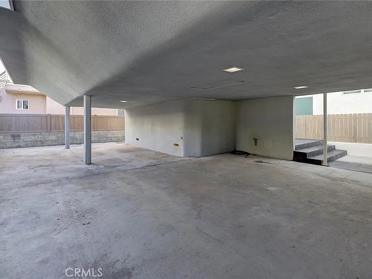 1090 Loma Dr — Photo 32