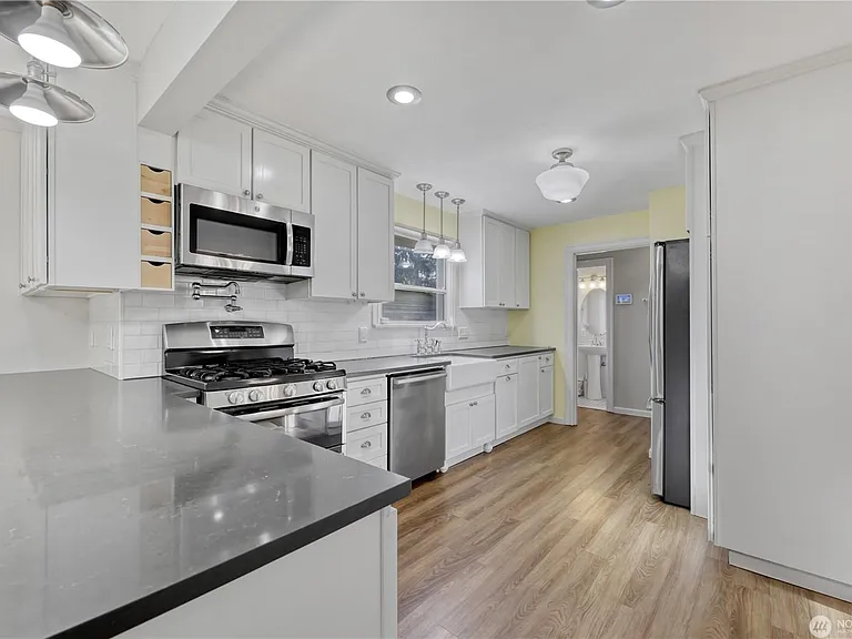 702 47th St SE — Photo 2