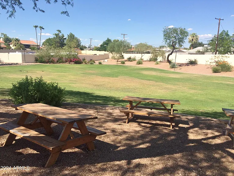 1543 N La Rosa Dr — Photo 16