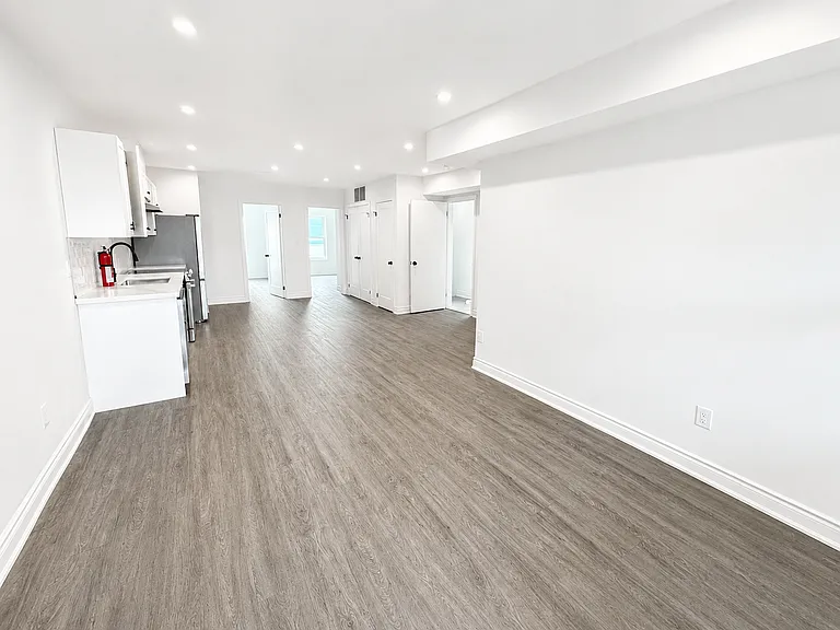 1127 Main St E — Photo 5