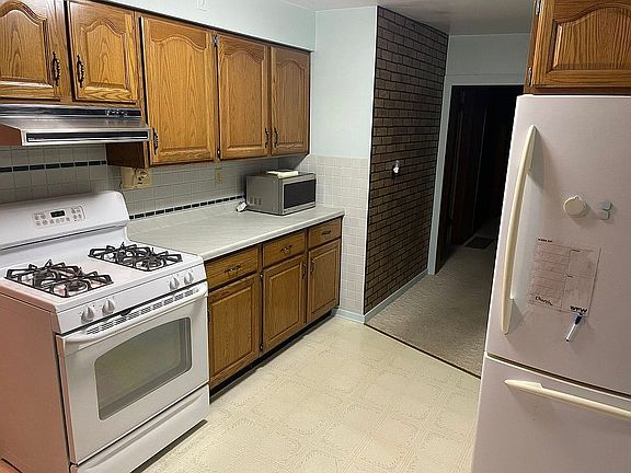 3rd image of 5827 Garden Plain Rd