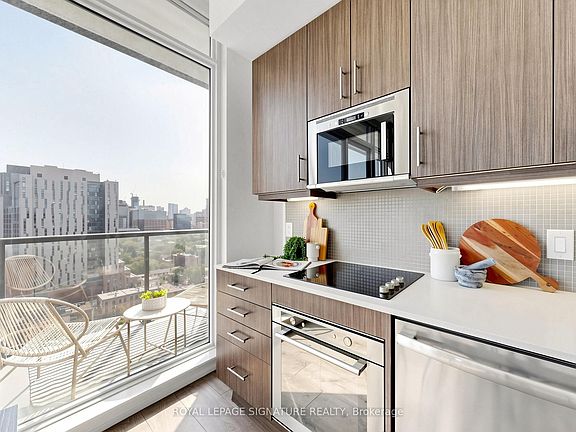 4th image of 297 College St #Penthouse 2
