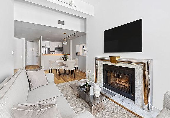 3rd image of 112 E 71st St APT 3A