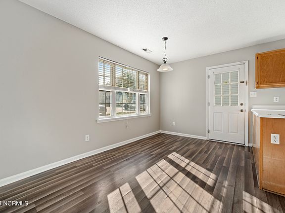 4th image of 410 Somerset Cv