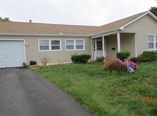 40 New Pond Ln, Willingboro, NJ 08046