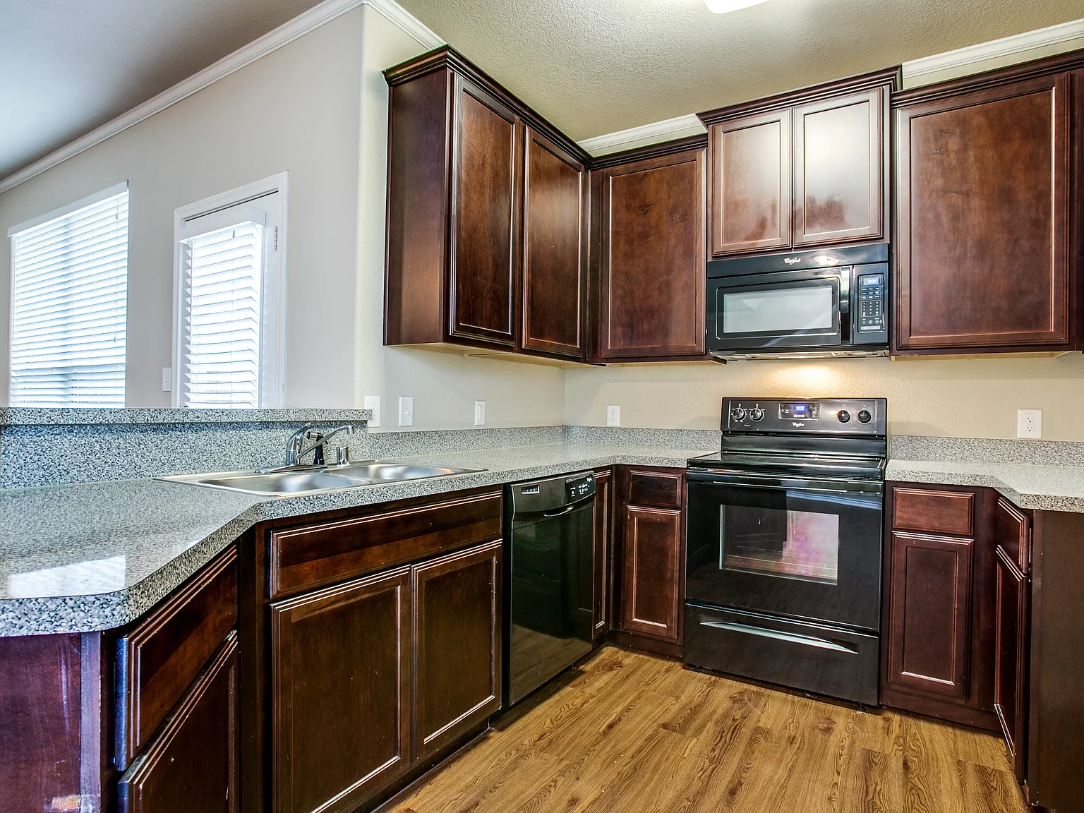 450 Woodgrove Dr — Photo 4