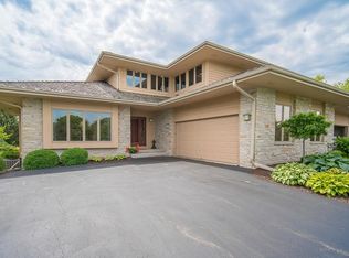 1115 E Sweetbriar Ln, Hartland, WI 53029