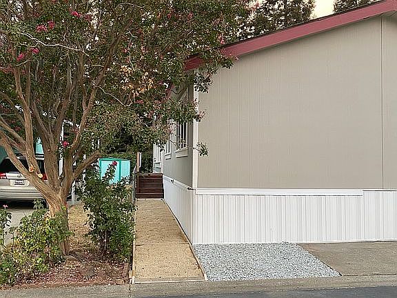 3rd image of 32 Shrine Way #32