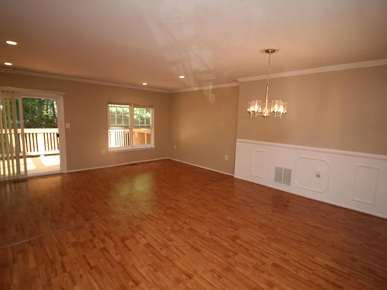512 Suffield Dr — Photo 2