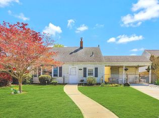 184 Shelter Ln, Levittown, NY 11756