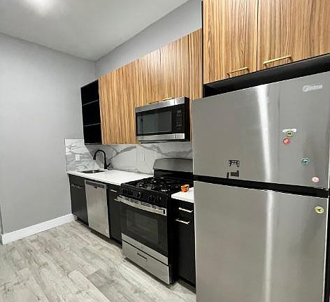 4th image of 400 Baldwin Ave #A