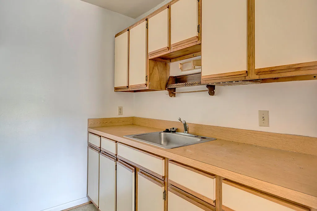 1243 Cedars Ct — Photo 2