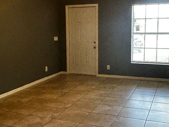 4th image of 402 Bamfield Pl