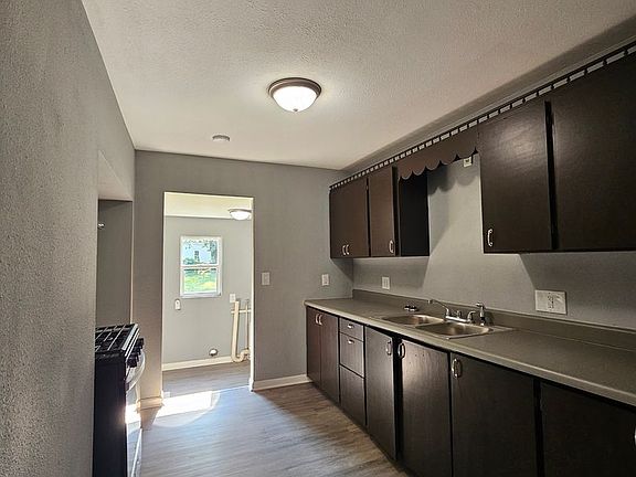 5th image of 1038 E Division St