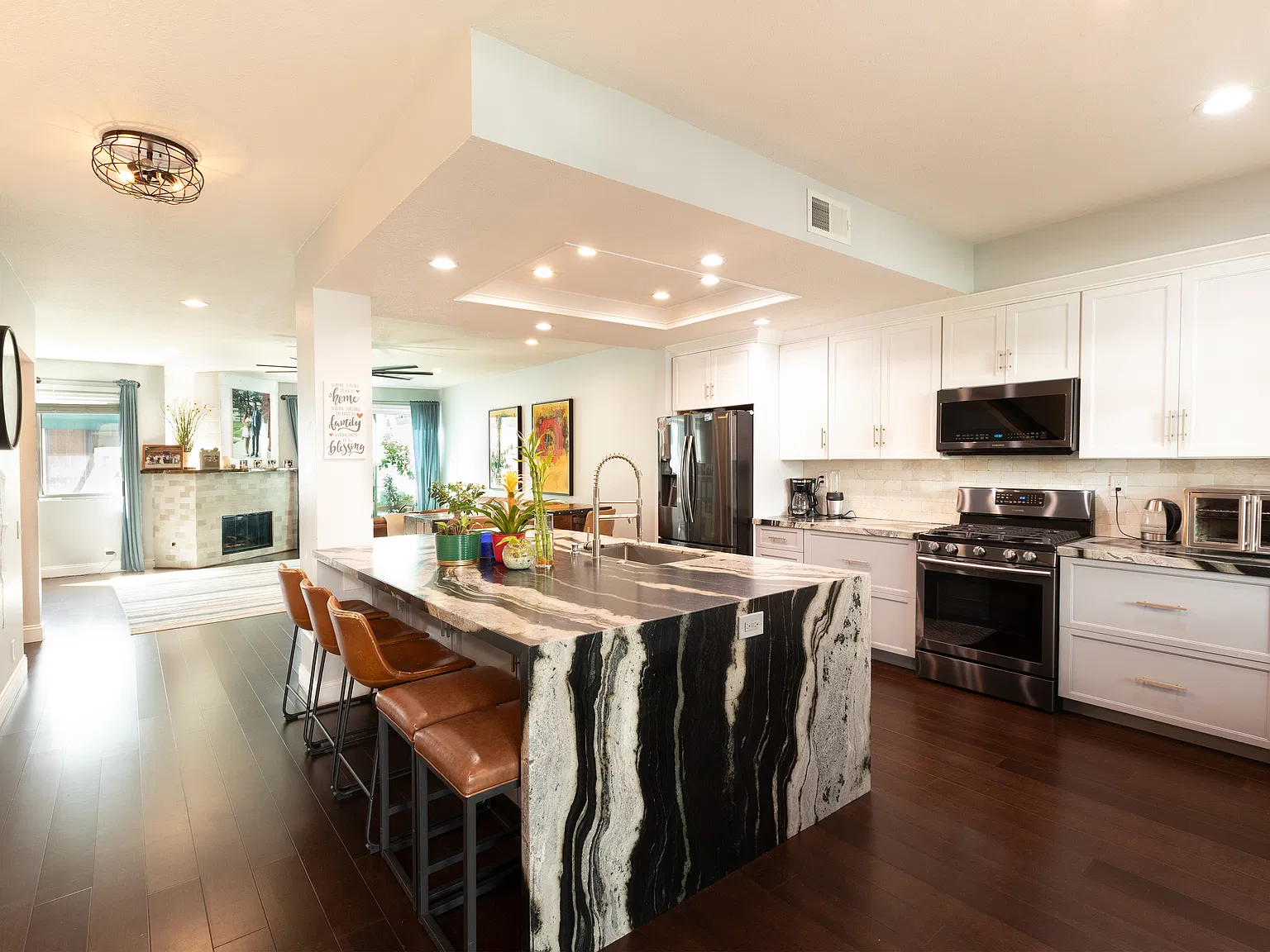 3 bed, 3.5 bath, 2125 sqft, $5,300 — Photo 2