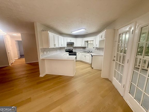 2nd image of 100 Chestnut Dr