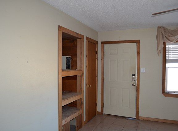3rd image of 833 E 14th St