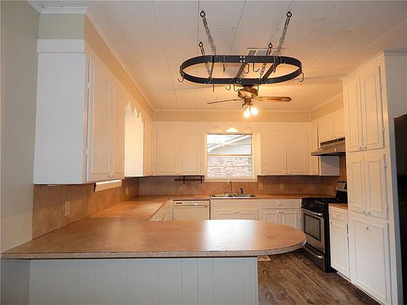 3rd image of 113 Evangeline Dr