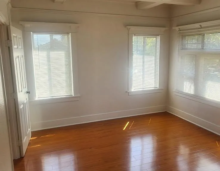 725 W 60th St #8 — Photo 3