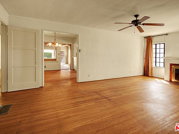 4th image of 4172 Mentone Ave