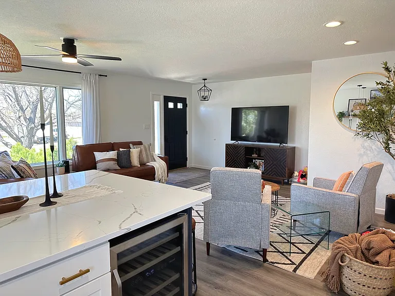 2209 Crestview Dr — Photo 20