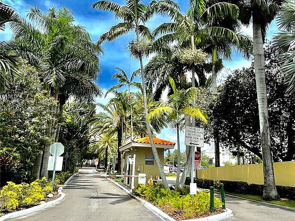 3rd image of 7510 Coquina Dr