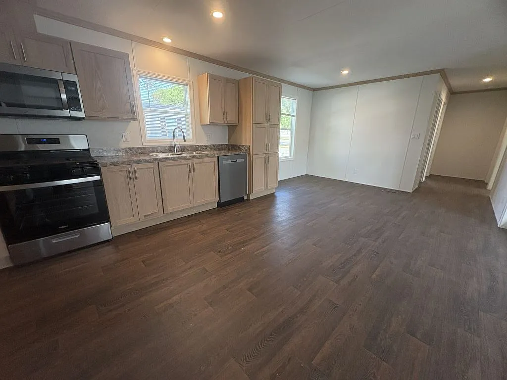4 bed, 2.0 bath, 1456 sqft, $690 — Photo 3