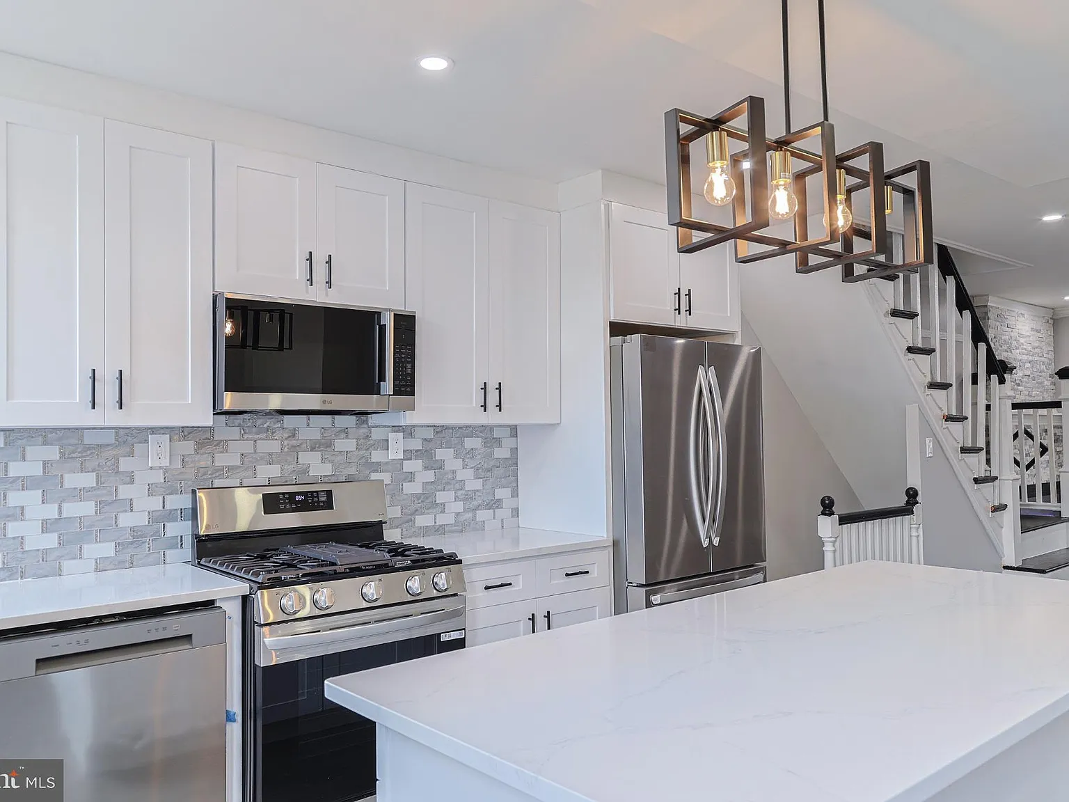 3 bed, 1.5 bath, 1152 sqft, $2,300 — Photo 4