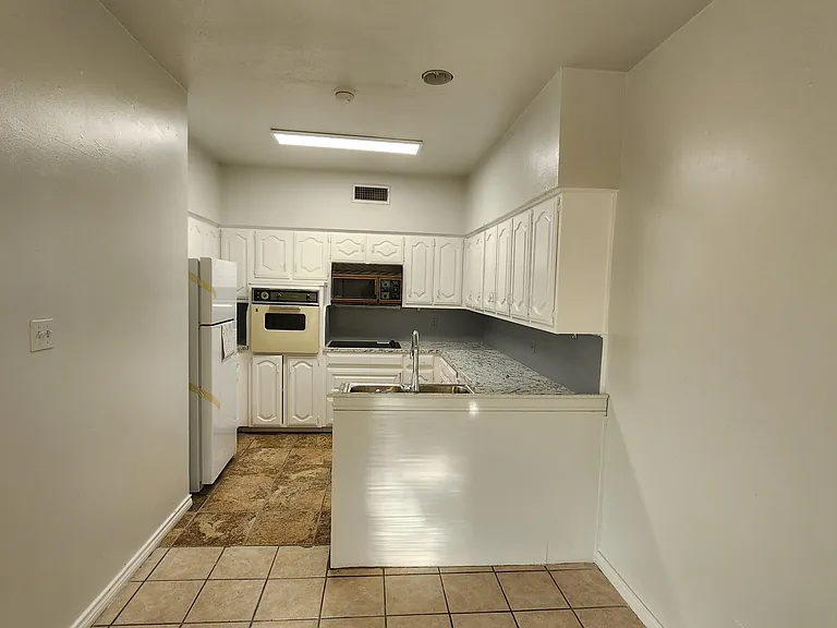 429 Benjamin St — Photo 8