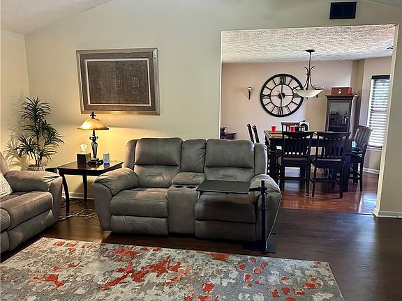 4th image of 669 River Valley Dr
