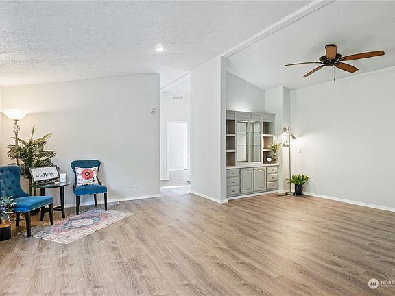 5th image of 305 Holly Boulevard