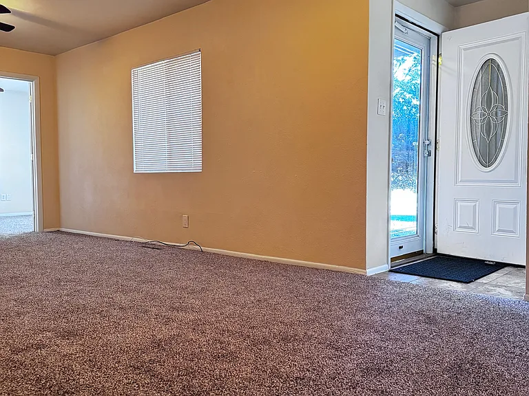 439 Marian Dr — Photo 2