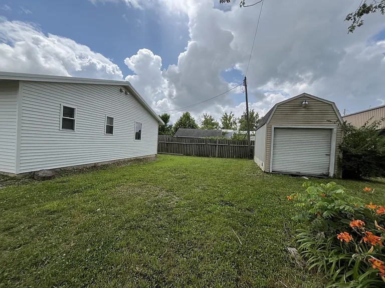 425 Paul Ave — Photo 11