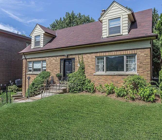 180 Strathgowan Ave — Photo 3