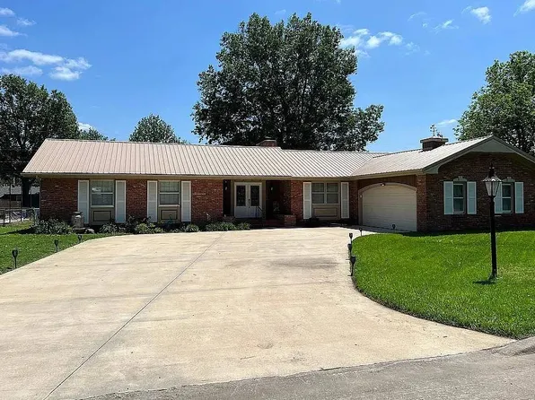 1022 S Larson Ave, Chanute, KS 66720