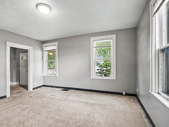 5th image of 922 E Grove St