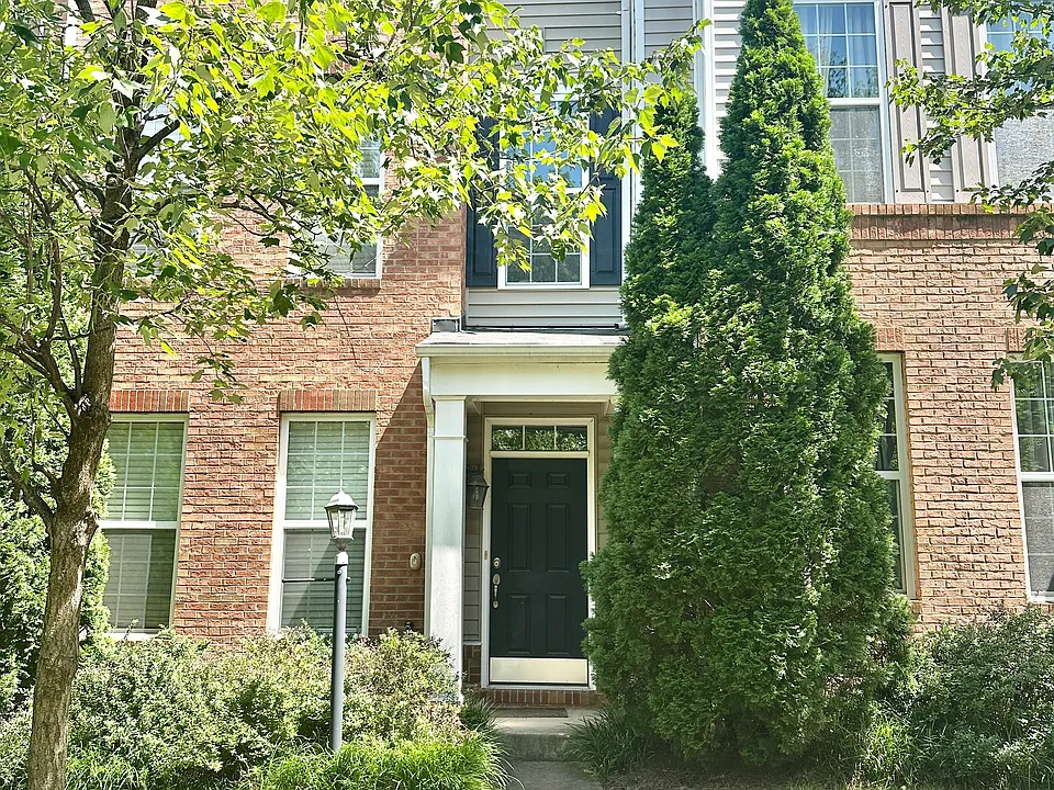 22641 Twitter Sq #1